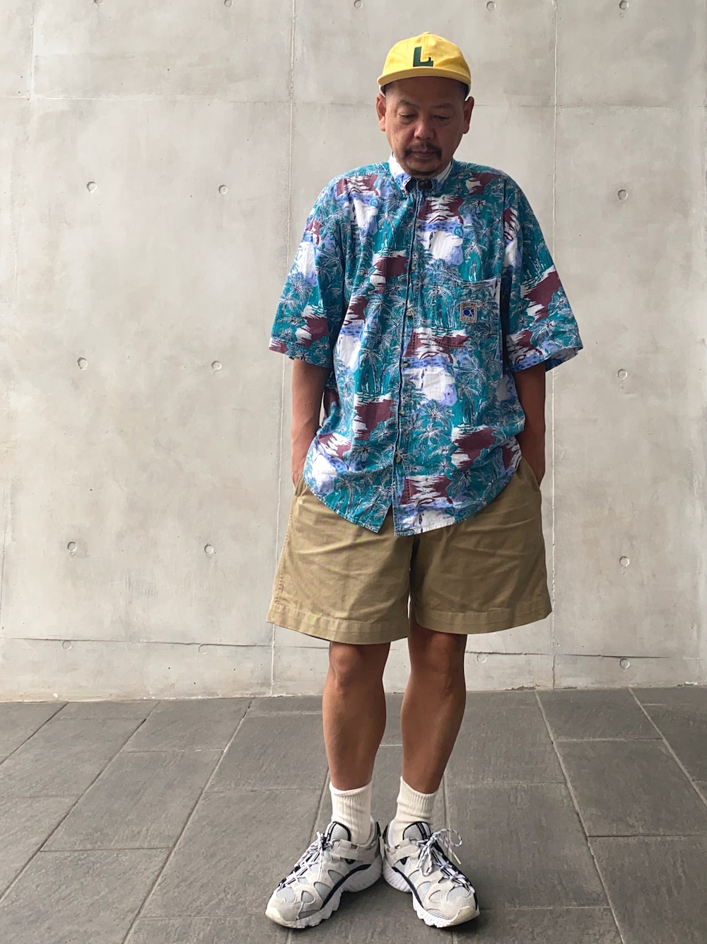 「キイロ、キャップ、ミリタリー、アシックス、スニーカー、なつこーで、夏コーデ、サマーコーデ、オーシャンパシフィック、柄シャツ」｜「MONKEY TIMEのアイテム（スニーカー、ホワイト系）」を使った、ザッキローニさん（メンズ・172cm）の夏コーディネートの1枚目の写真