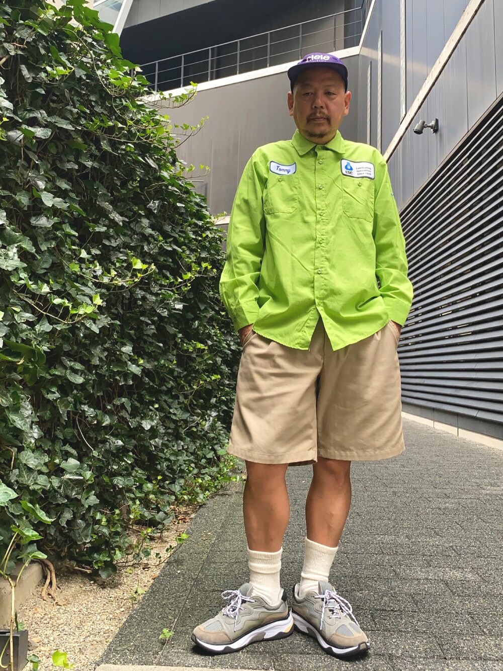 「ASFVLTのアイテム（スニーカー、グレー系）」を使った、ザッキローニさん（メンズ・172cm）の冬コーディネートの1枚目の写真