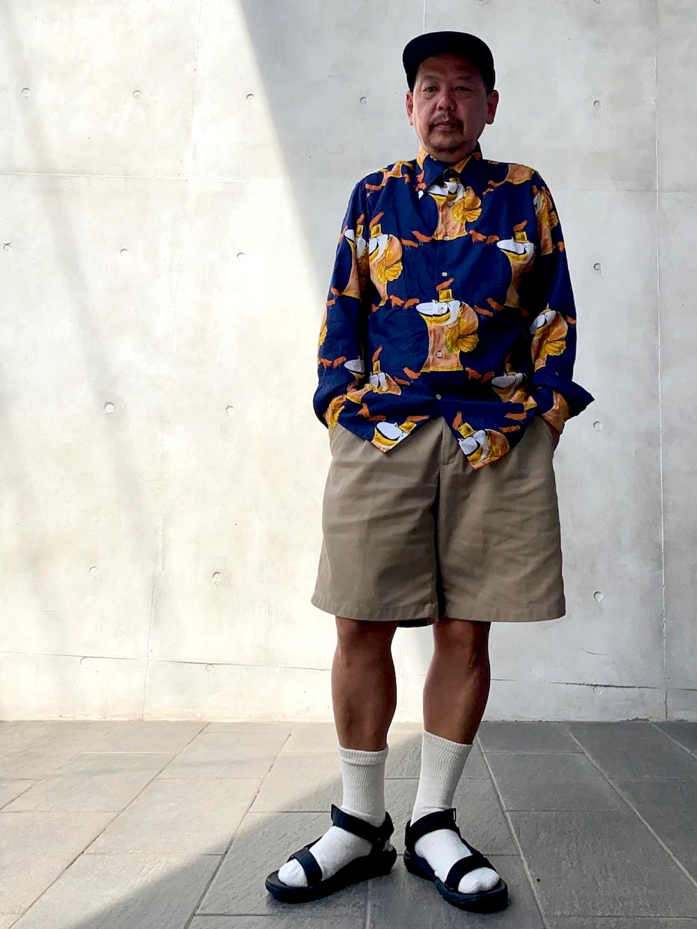 「Tevaのアイテム（サンダル、ブラック系）」を使った、ザッキローニさん（メンズ・172cm）の冬コーディネートの1枚目の写真