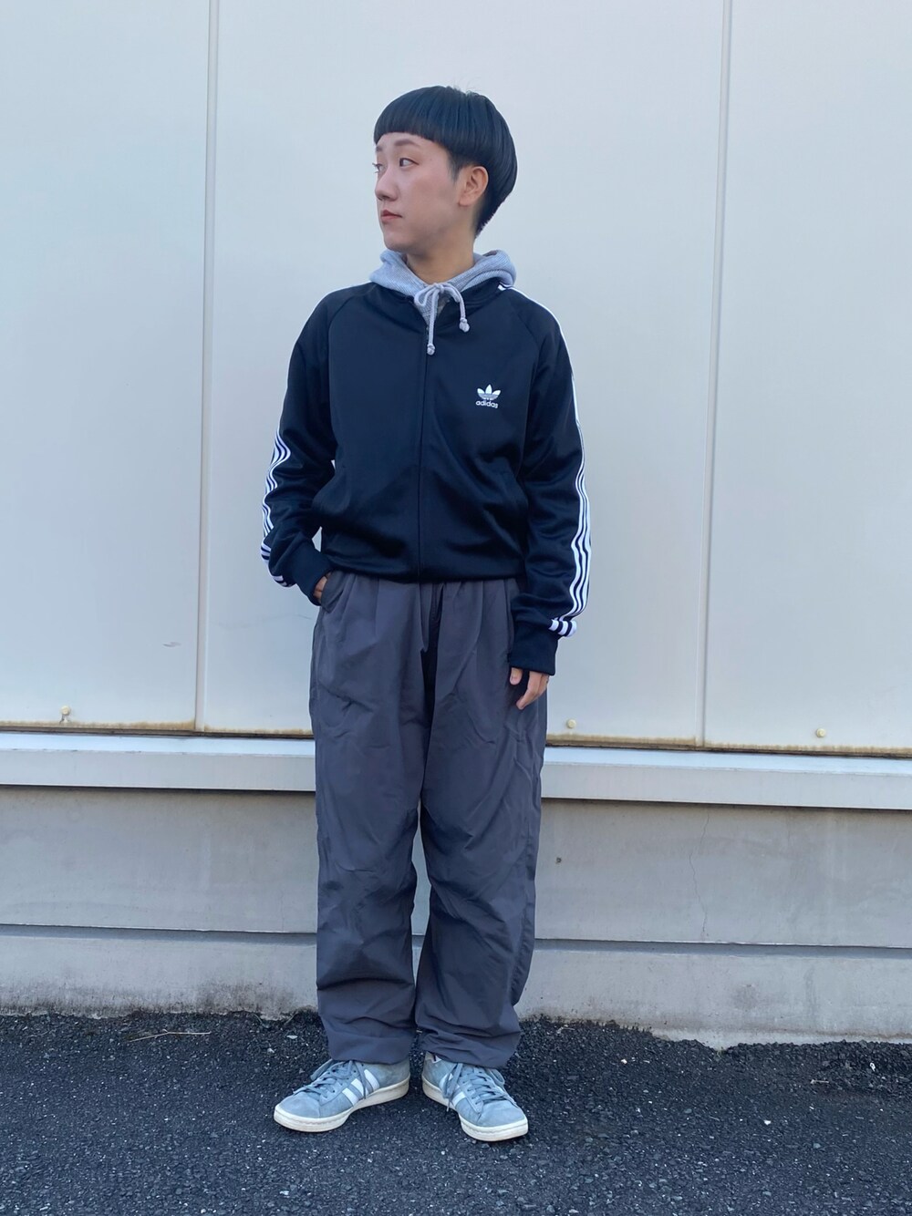 「ファッションを楽しもう、レイヤードスタイル、adidas、トラックジャケット、holiday、スニーカー、スニーカーコーデ、スポーツミックス、ラフ、ジャージ、カジュアル、低身長コーデ、パンツスタイル」｜「HOLIDAYのNYLON JOGGER (Holiday) ナイロンジョガー（その他パンツ、グレー系）」を使った、mariさん（レディース・150cm）の秋コーディネートの1枚目の写真