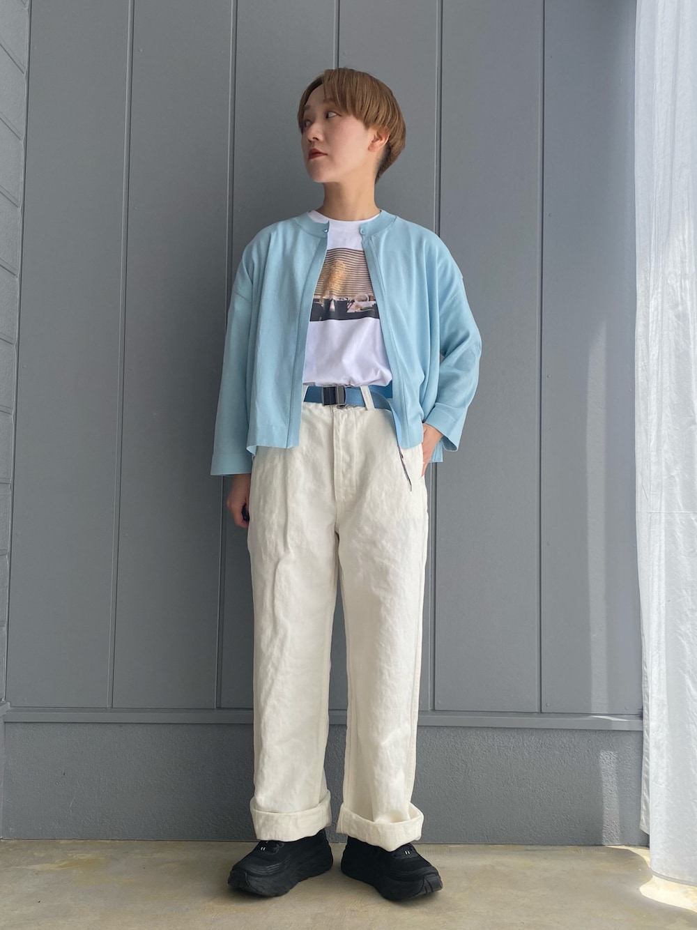「春夏コーデ、春カラー、デニム、淡色コーデ、スニーカー、Tシャツ、meyame、カジュアル、パンツスタイル、カーディガン、veritecoeur、きれいめカジュアル」｜「Veritecoeurのアイテム（デニムパンツ、ホワイト系）」を使った、mariさん（レディース・150cm）の春コーディネートの1枚目の写真