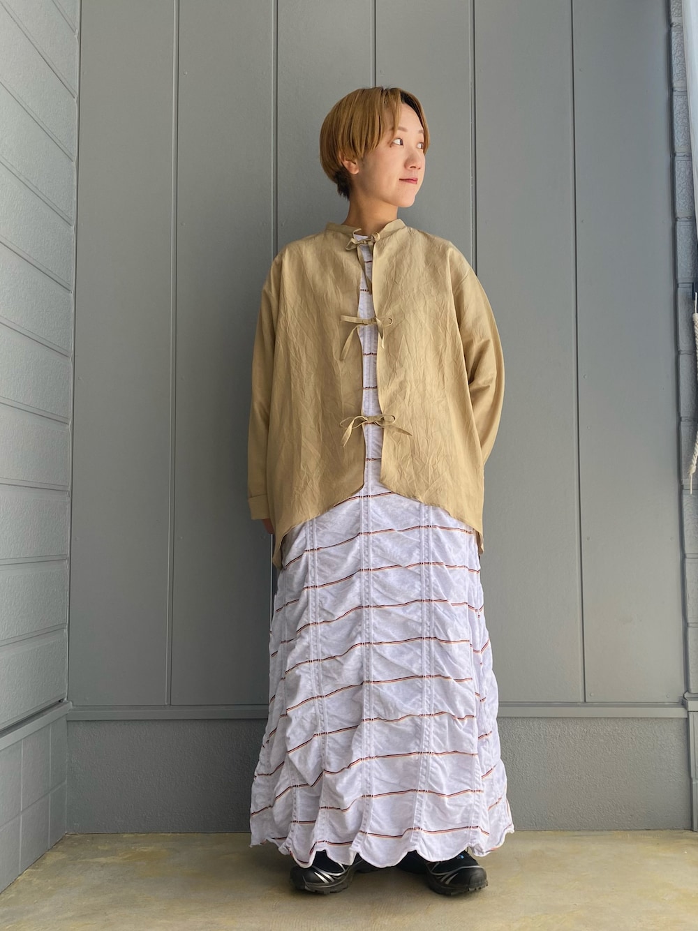 「レイヤードスタイル、夏コーデ、meyame、SALOMON、スニーカー、ワンピース、ラクチンコーデ、シアーシャツ、ゆるコーデ、淡色コーデ、シャツスタイル、低身長、ボーダー、カジュアル」｜「MEYAMEのアイテム（ワンピース、ホワイト系）」を使った、mariさん（レディース・150cm）の夏コーディネートの1枚目の写真
