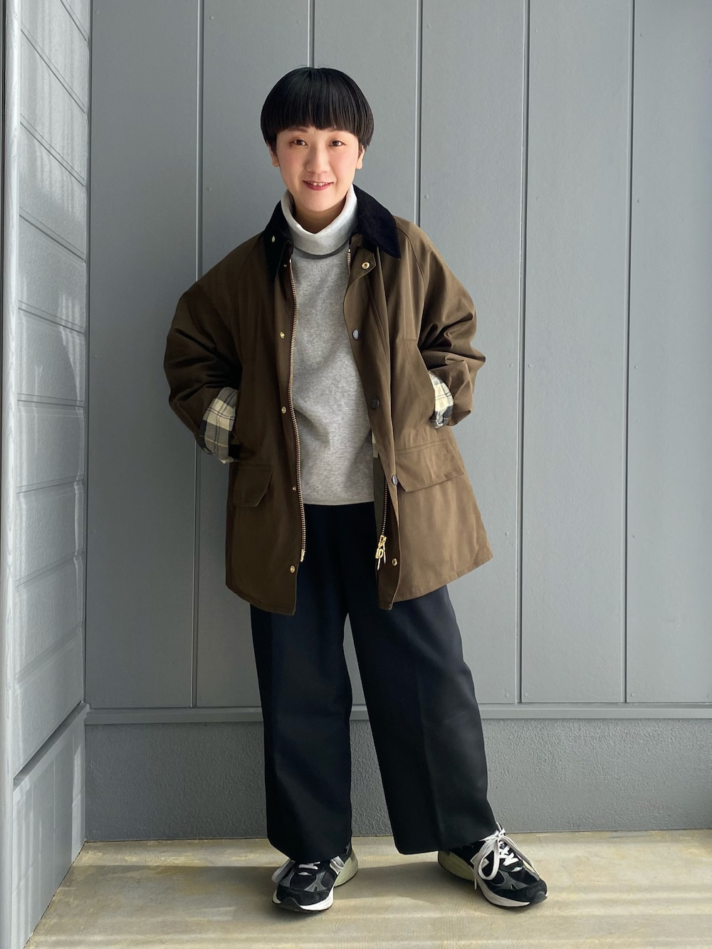 「新星WEARISTAにエントリー、barbour、ATON、New Balance、スウェット、タートルネック、スラックス、スニーカー、きれいめカジュアル、シンプルコーデ、スニーカーコーデ、オーバーサイズ、冬コーデ、レイヤードスタイル、ゆるコーデ」｜「CINOHのアイテム（スラックス、ブラック系）」を使った、mariさん（レディース・150cm）の冬コーディネートの1枚目の写真