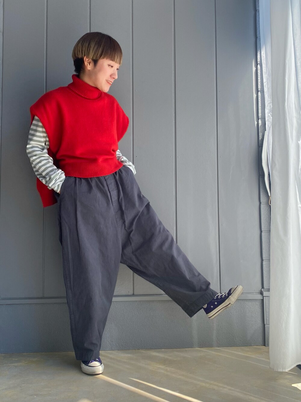 「ファッションを楽しもう、秋服コーデ、パンツスタイル、スニーカー、カラーコーデ、ボーダー、スニーカーコーデ、ベスト、ゆるコーデ、オーバーサイズ、converse、veritecoeur、レイヤードスタイル、カジュアルコーデ、ラクチンコーデ」｜「Veritecoeurのアイテム（チノパンツ、グレー系）」を使った、mariさん（レディース・150cm）の秋コーディネートの1枚目の写真