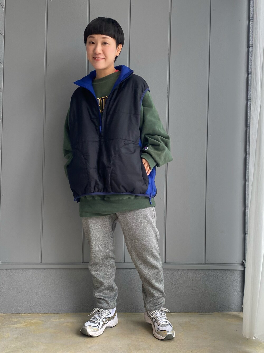 「ファッションを楽しもう、楽チンコーデ、パンツコーデ、BEAMS BOY、Champion、古着、古着MIX、スニーカー、スニーカーコーデ、asics、DAIWAPIER39、GRAMICCI、冬コーデ、ゆるコーデ、オーバーサイズ」｜「BEAMS BOYのGRAMICCI × BEAMS BOY / 別注 フリース パンツ 22FW（その他パンツ、グレー系）」を使った、mariさん（レディース・150cm）の秋コーディネートの1枚目の写真