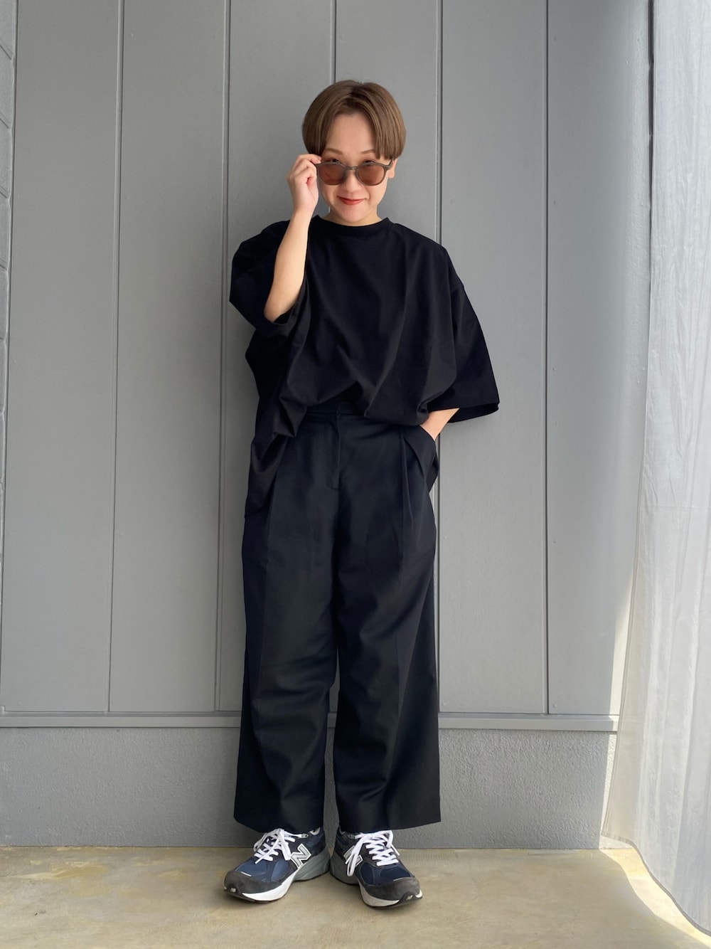 「シンプルコーデ、ゆるコーデ、パンツスタイル、ootd、スニーカー、スニーカーコーデ、Tシャツ、ブラック、サングラス、ラフ、オーバーサイズ」｜「BEAMS BOYの▼ 【GINZA 4月号 掲載】New Balance / “M1400”（スニーカー、ブルー系）」を使った、mariさん（レディース・150cm）の春コーディネートの1枚目の写真