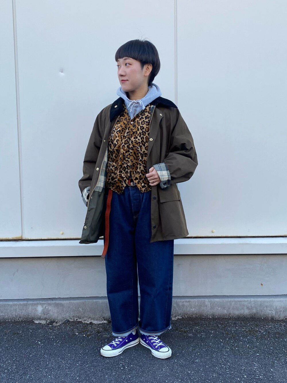 「秋冬コーデ、ベスト、レイヤードスタイル、デニム、スニーカー、パーカー、converse、barbour、Levi's、BEAMS、デニムパンツ、スニーカーコーデ、ビッグシルエット、レオパード、カジュアルコーデ」｜「Engineered Garmentsのアイテム（ベスト、ベージュ系）」を使った、mariさん（レディース・150cm）の冬コーディネートの1枚目の写真