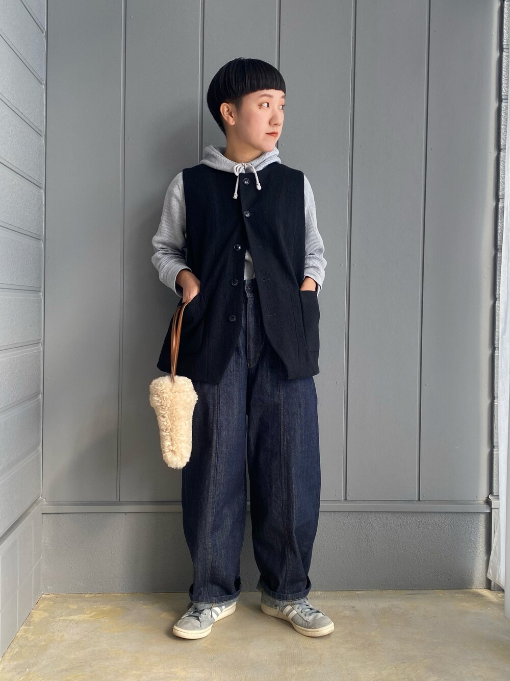 「ファッションを楽しもう、レイヤードスタイル、カジュアルコーデ、秋コーデ、デニム、デニムパンツ、adidas、スニーカー、スニーカーコーデ、ファー小物、重ね着、veritecoeur、BEAMS BOY」｜「D.M.G.のアイテム（デニムパンツ、ブルー系）」を使った、mariさん（レディース・150cm）の秋コーディネートの1枚目の写真