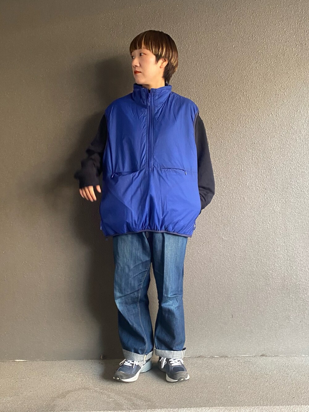 「重ね着ベストシーズン、ベスト、デニム、デニムパンツ、スウェット、orslow、AURALEE、DAIWAPIER39、New Balance、スニーカー、秋のコーデ」｜「orSlowのアイテム（デニムパンツ、ブルー系）」を使った、mariさん（レディース・150cm）の秋コーディネートの1枚目の写真