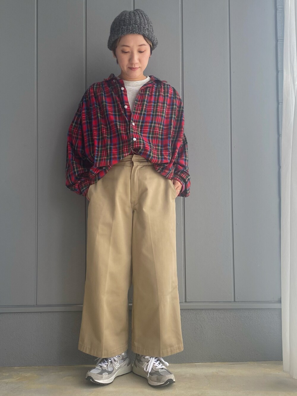 「ニット帽、重ね着ベストシーズン、秋冬コーデ、シャツスタイル、aie、Dickies、New Balance、スニーカー、スニーカーコーデ、レイヤードスタイル」｜「NEW BALANCEのアイテム（スニーカー、グレー系）」を使った、mariさん（レディース・150cm）の秋コーディネートの1枚目の写真
