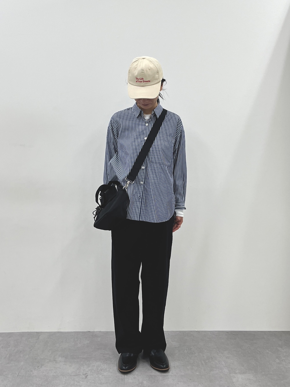 ブルー系のシャツ/ブラウス、ホワイト系のパンツ、ブラック系のバレエシューズを着用したレディースの秋コーディネートの1枚目の写真