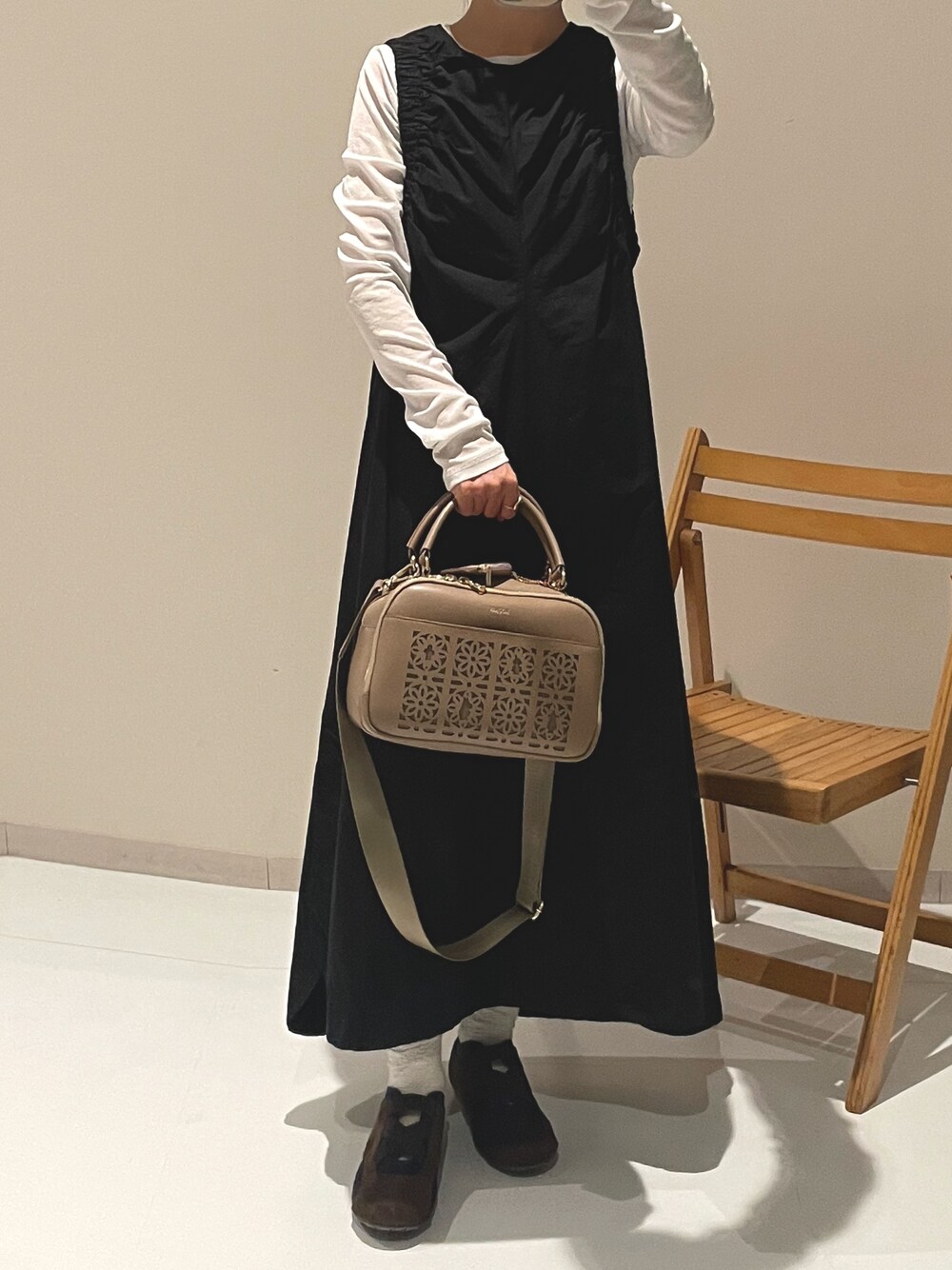 グレー系のショルダーバッグ、ブラウン系のその他シューズを着用したレディースの秋コーディネートの1枚目の写真