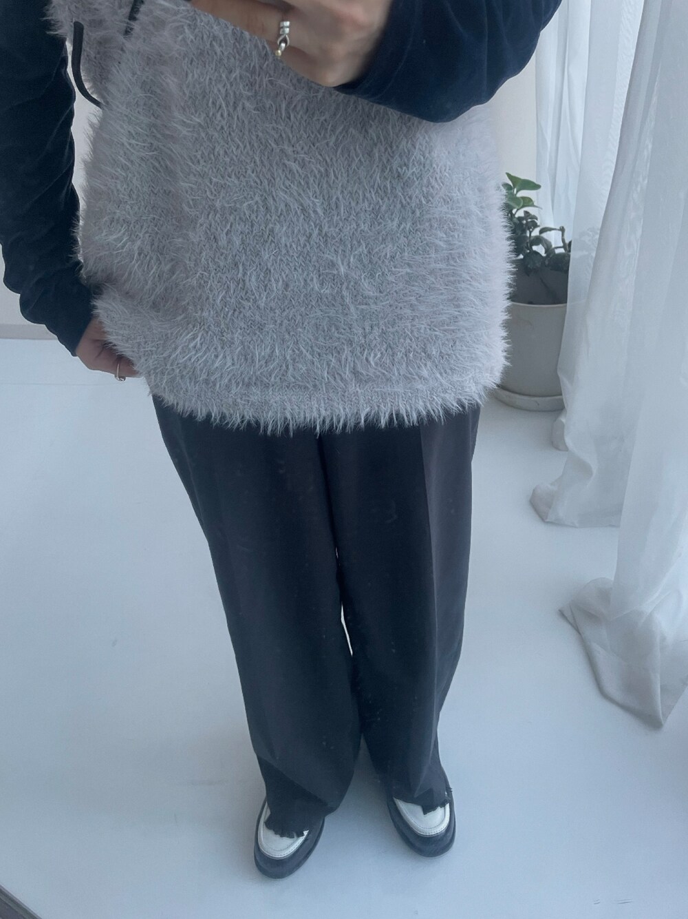 グレー系のニット/セーター、ブラック系のスニーカーを着用したレディースの秋コーディネートの1枚目の写真