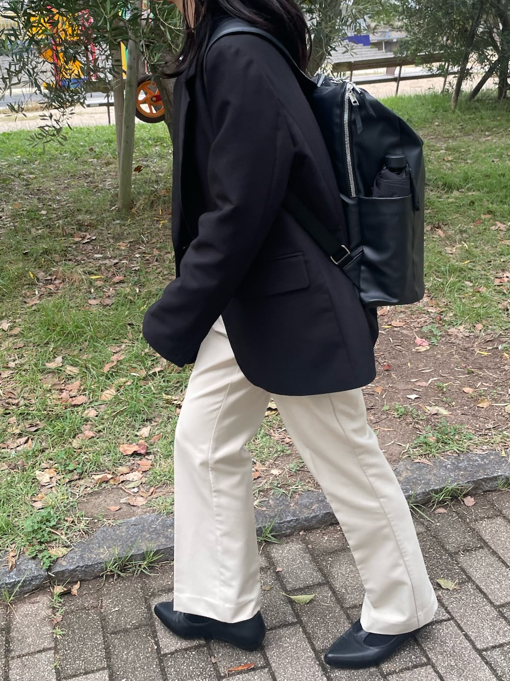 ブラック系のバックパック/リュック、ブラック系のパンプス、ベージュ系のその他パンツを着用したレディースの秋コーディネートの1枚目の写真