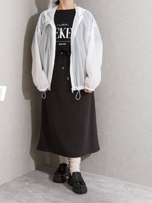 スッキリ見えが叶う白×黒コーデ