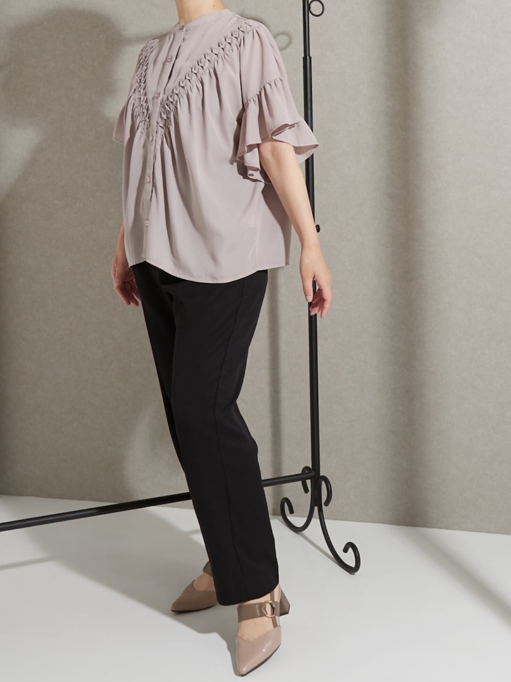 ベージュ系のパンプス、ベージュ系のシャツ/ブラウスを着用したレディースの夏コーディネートの1枚目の写真