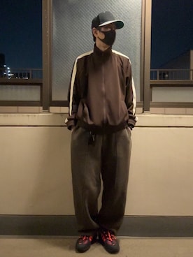 「Champion（チャンピオン）のアイテム」を使った、HOLLIEさん（メンズ・180cm）の春コーディネート