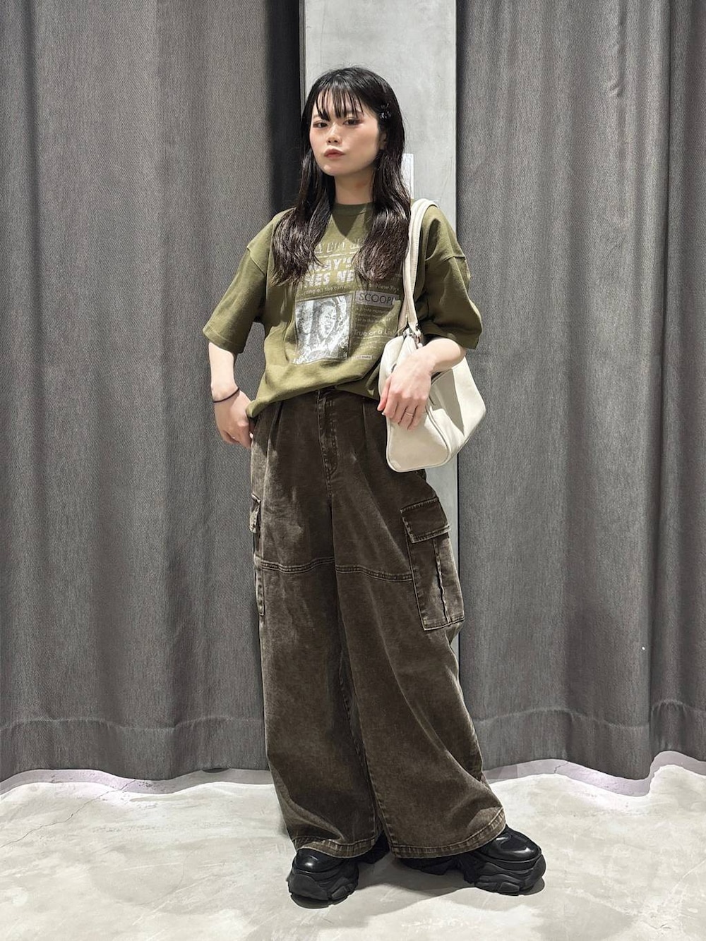ホワイト系のボストンバッグ、グリーン系のTシャツ/カットソー、ブラウン系のカーゴパンツを着用したレディースの春コーディネートの1枚目の写真