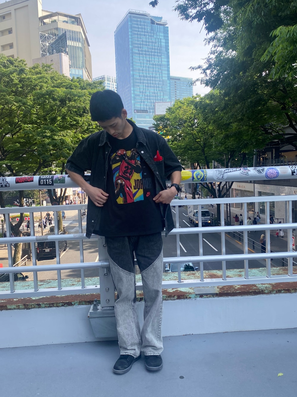 ブラック系のタンクトップ、ブラック系のデニムパンツを着用したメンズの春コーディネートの1枚目の写真