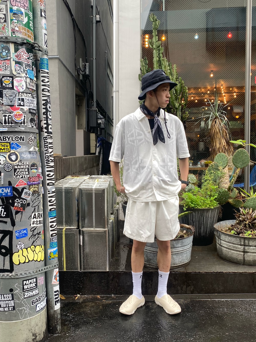 ホワイト系のサンダル、ベージュ系のその他パンツ、ベージュ系のシャツ/ブラウスを着用したメンズの春コーディネートの1枚目の写真