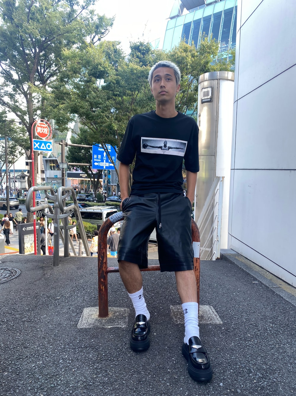 ブラック系のTシャツ/カットソー、ブラック系のパンツ、ブラック系のシューズを着用したメンズの秋コーディネートの1枚目の写真