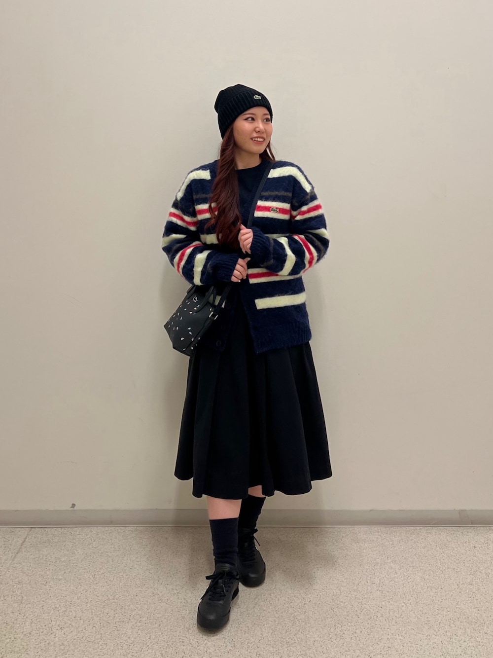 ブルー系のショルダーバッグ、ブルー系のカーディガン/ボレロ、ブルー系のTシャツ/カットソーを着用したレディースの秋コーディネートの1枚目の写真