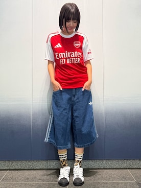「adidas（アディダス）のアーセナル 25/26 ホームジャージー（トップス、レッド系）」を使った、TNさん（レディース・160cm）の夏コーディネート