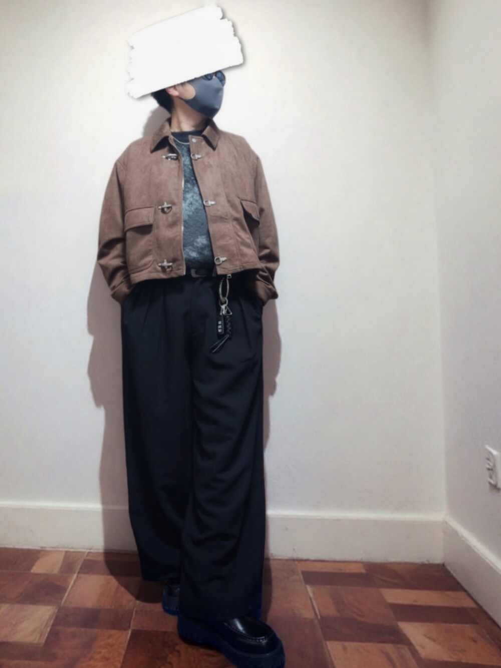 ブラウン系のブルゾン、グレー系のニット/セーター、ブラック系のスラックスを着用したメンズの冬コーディネートの1枚目の写真