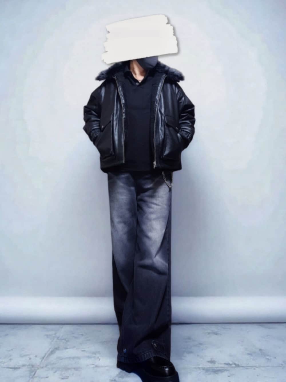 ブラック系のブルゾン、ブラック系のポロシャツ、ブラック系のその他パンツを着用したメンズの秋コーディネートの1枚目の写真