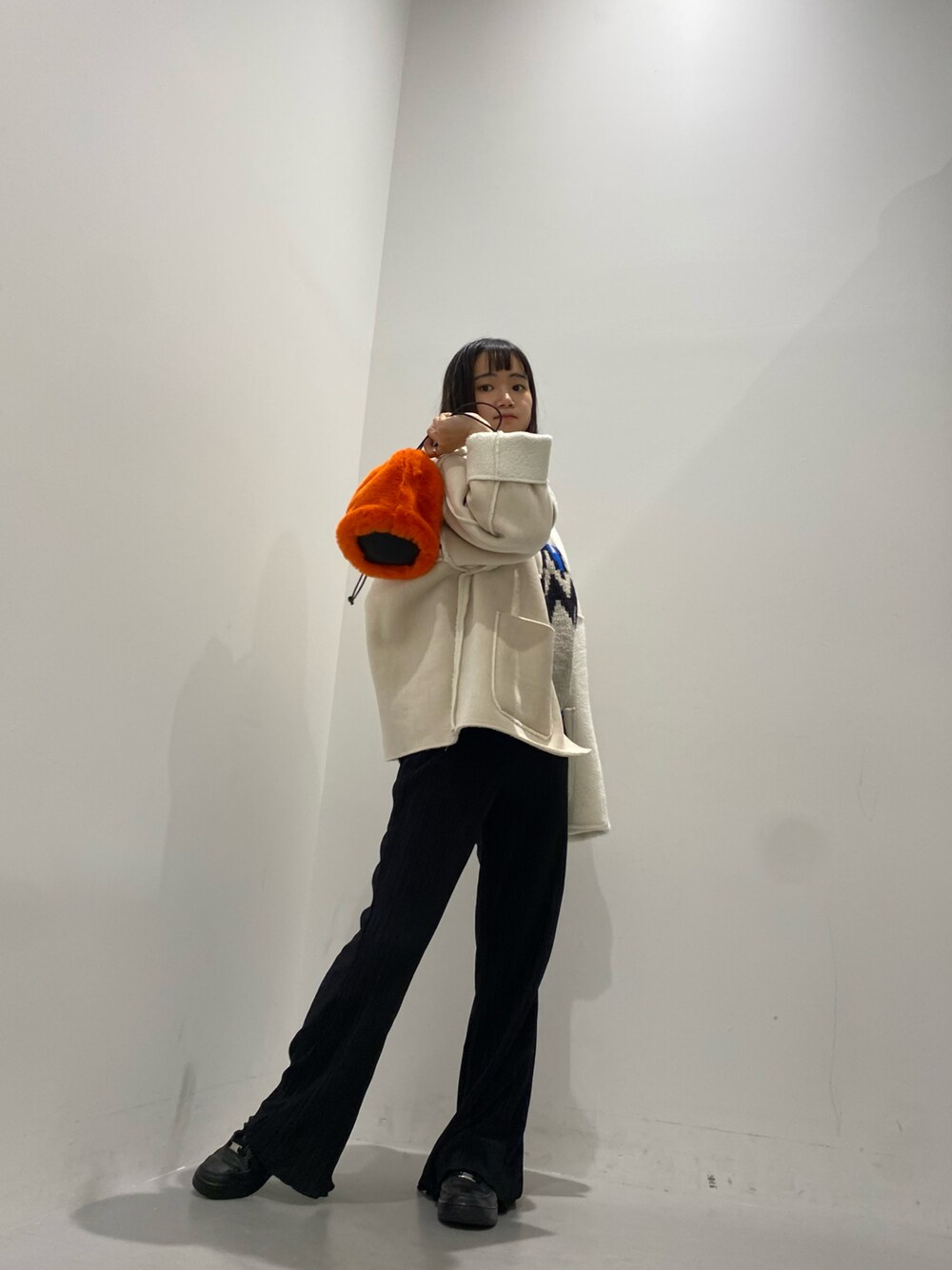 「colony 2139」｜「COLONY 2139のサテンミニプリーツロングパンツ（その他パンツ、ブラック系）」を使った、yokkoさん（レディース・159cm）の秋コーディネートの1枚目の写真