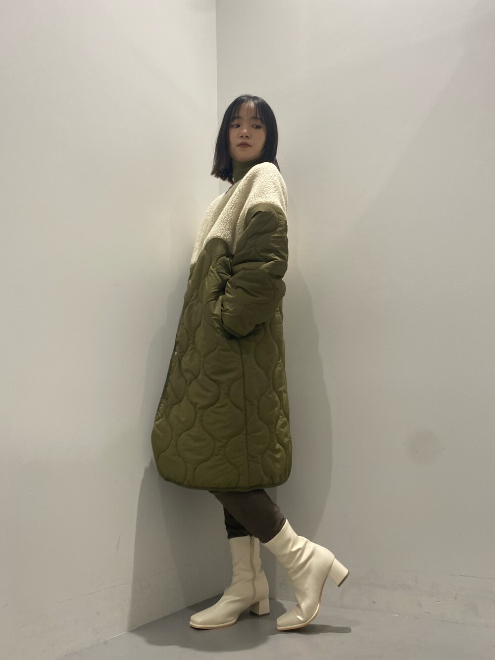 「colony 2139、COLONY2139、ootd」｜「COLONY 2139のボア×キルトノーカラーロングコート（ノーカラーコート、グリーン系）」を使った、yokkoさん（レディース・159cm）の秋コーディネートの1枚目の写真