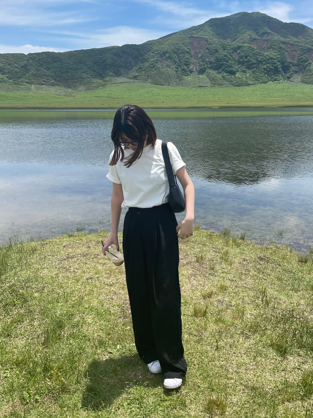 ホワイト系のTシャツ/カットソーを着用したレディースの夏コーディネートの1枚目の写真