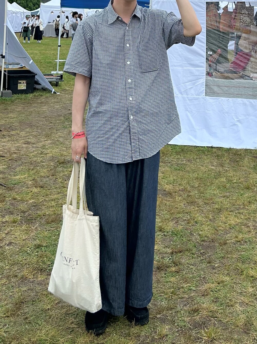 「プチプラ、雨の日コーデ、シャツ好き集まれ、チェックシャツ、シャツスタイル、デニムパンツ、デニムコーデ、トートバッグ、シンプルスタイル、大人カジュアル、オトナカジュアル、きれいめカジュアル、チェック、お出かけコーデ、夏コーデ」｜「Aquascutumのアイテム（シャツ/ブラウス、ブルー系）」を使った、すとさん（メンズ・172cm）の夏コーディネートの1枚目の写真