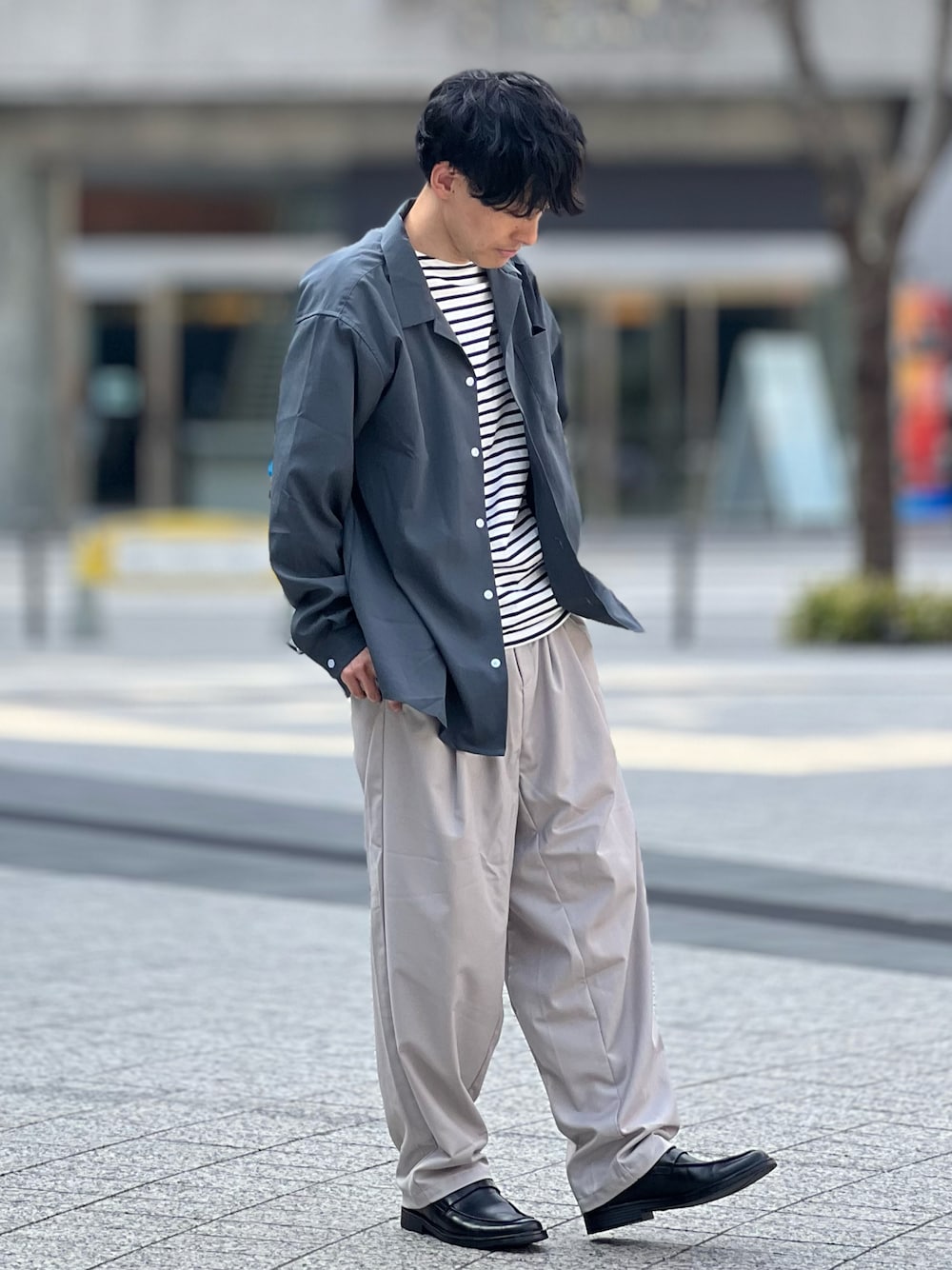 「春服デビュー宣言、SITRY、きれいめカジュアル、大人カジュアル、春服みてみて、春コーデ、シャツスタイル、ローファー、プチプラ、スラックス、モノトーン、休日スタイル、シンプルコーデ、低身長、ボーダートップス」｜「SITRYのDrape Open Collar Shirt/ドレープ オープンカラー シャツ（シャツ/ブラウス、グレー系）」を使った、ゆっきーさん（骨格ウェーブ・メンズ・165cm）の春コーディネートの1枚目の写真