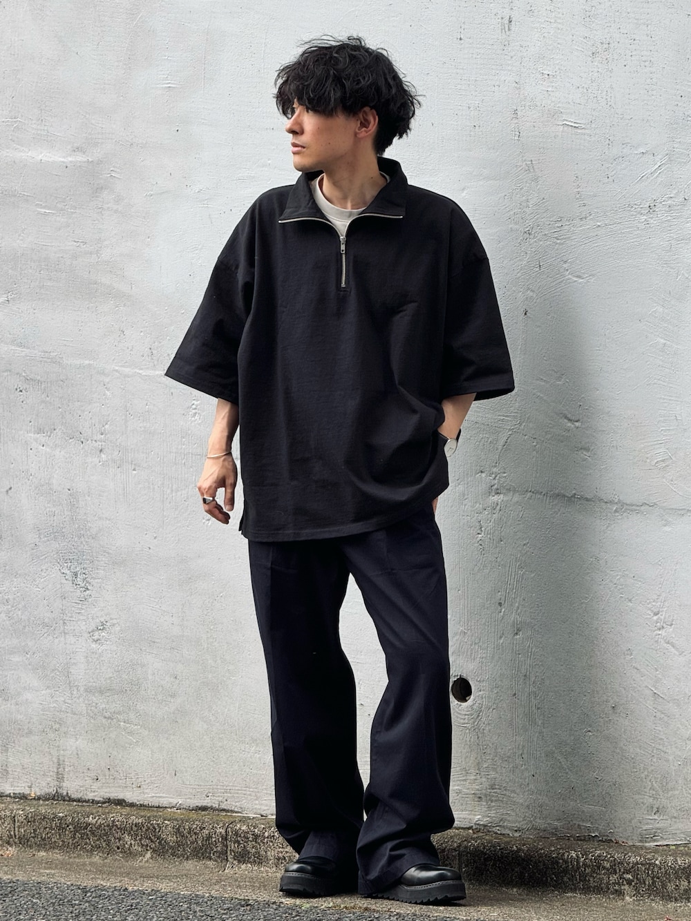 「serace、ハーフジップ、ワイドパンツ、スラックス、レイヤードスタイル、デートコーデ、大人カジュアル、きれいめカジュアル、春夏コーデ、Tシャツ、プチプラ、レイヤード、お出かけコーデ、韓国ファッション、低身長」｜「SERACEの【SERACE】Oversize short sleeve half zip T-Shirt / オーバーサイズ半袖ハーフジップTシャツ（Tシャツ/カットソー、ブラック系）」を使った、ゆっきーさん（骨格ウェーブ・メンズ・165cm）の春コーディネートの1枚目の写真