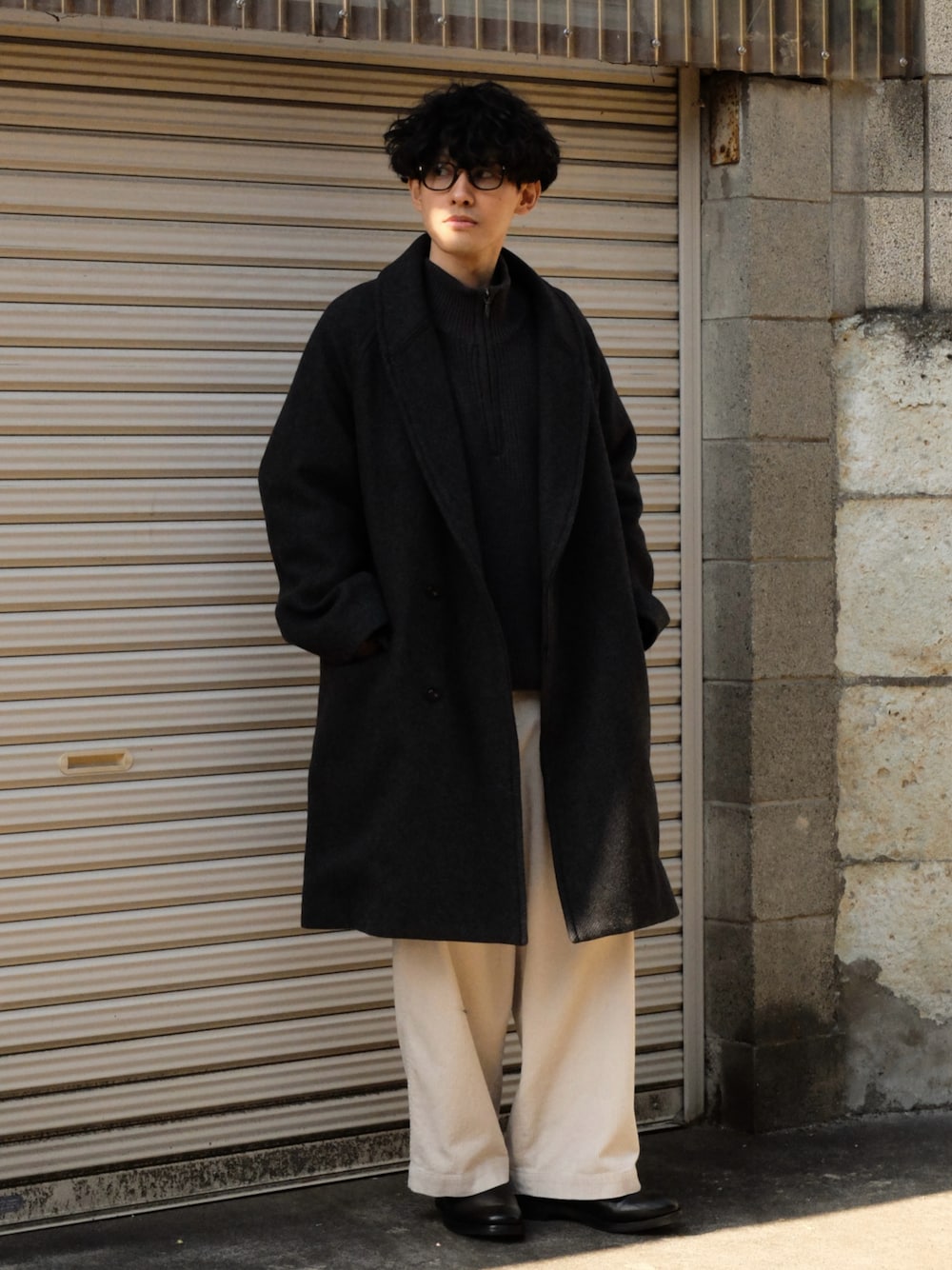 「モノトーンコーデ、低身長、shiun、チェスターコート、ニット、ブーツ、冬コーデ、クリスマスに着たい服、ロングコート、冬アウター、マイベストコーデ2023、新星WEARISTAにエントリー、クリスマスコーデ、デートコーデ、コート」｜「shiunのWOOL SHAWL COLLAR COAT（チェスターコート、グレー系）」を使った、ゆっきーさん（骨格ウェーブ・メンズ・165cm）の冬コーディネートの1枚目の写真