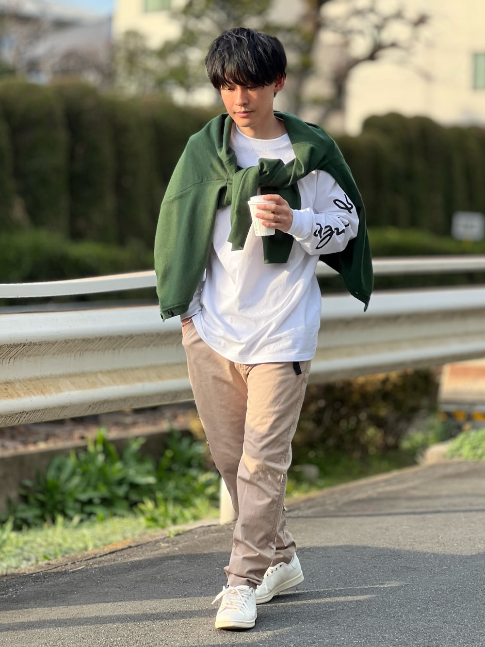 「春服デビュー宣言、カーディガン、ロンT、ロゴT、スニーカー、チノパン、シンプルコーデ、きれいめカジュアル、プチプラ、春服みてみて、大人カジュアル、アースカラー、低身長、肩掛けカーデ、agnes b.」｜「agnes b.のWEB限定 SBX7 TS CHRISTOF Tシャツ（Tシャツ/カットソー、ホワイト系）」を使った、ゆっきーさん（骨格ウェーブ・メンズ・165cm）の春コーディネートの1枚目の写真