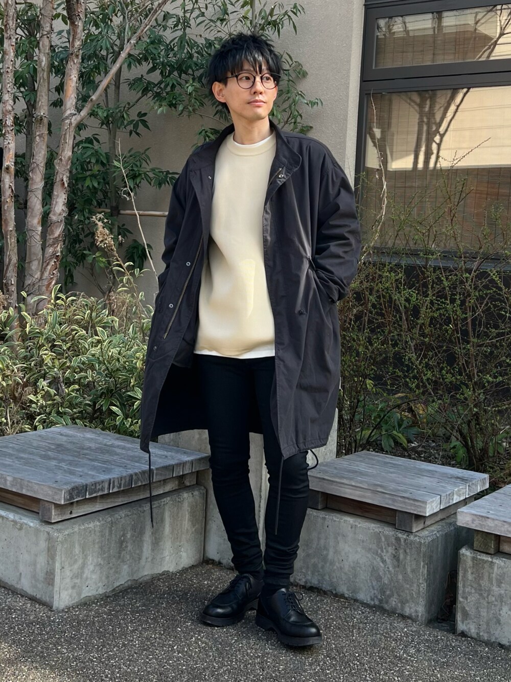 「シンプルコーデ、革靴、モッズコート、レイヤードスタイル、デニム、スキニー、モノトーンコーデ、メガネ男子、春服みてみて、30代、低身長コーデ、春コーデ、春ニット、春アウター、モード」｜「Leeの【ベストセラー／リピート率No1】デニムジェギンス　しっかり伸びてすっきり細いスキニーパンツ（デニムパンツ、ブラック系）」を使った、ゆっきーさん（メンズ・165cm）の春コーディネートの1枚目の写真