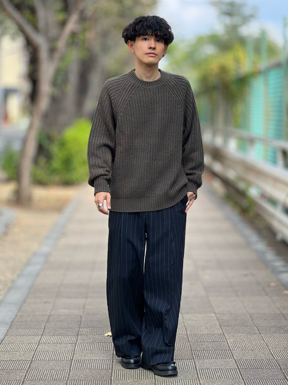 「シンプルコーデ、ニット、大人カジュアル、きれいめカジュアル、シンプル、プチプラ、低身長、低身長男子、キレイめ、厚底シューズ、冬コーデ、ストライプ、GU、プチプラコーデ、スラックス」｜「TOM WOODの＜TOM WOOD（トムウッド）＞ BLUEHAWK EYE C WOMENS/リング □□ ¨（リング、ブルー系）」を使った、ゆっきーさん（骨格ウェーブ・メンズ・165cm）の冬コーディネートの1枚目の写真