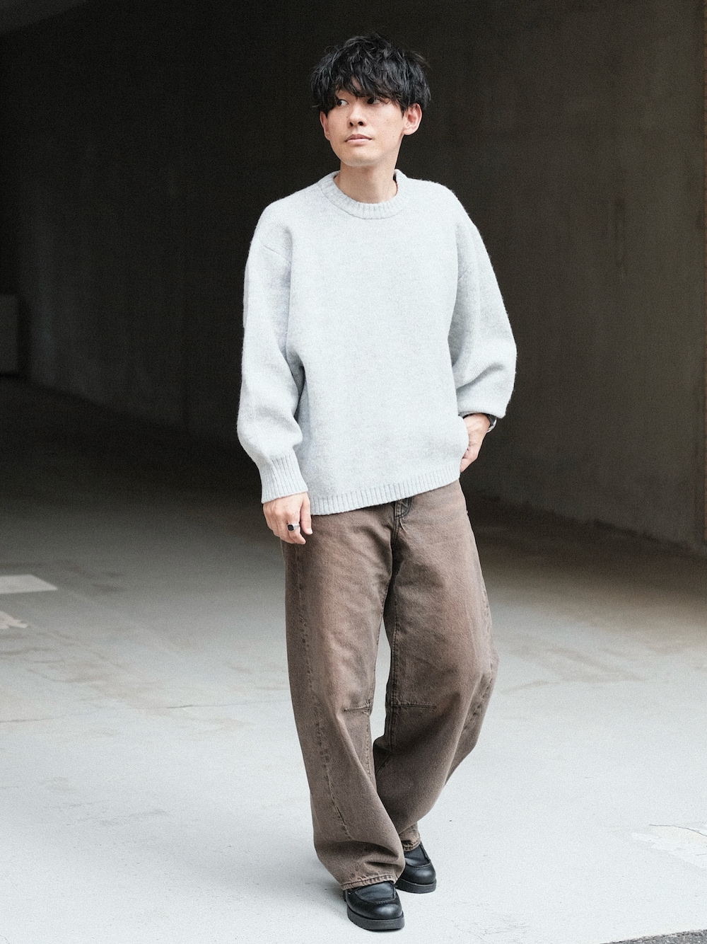 「molk、モルク、ブラウン、淡色コーデ、秋服準備はじめました、秋コーデ、デニム、デニムパンツ、ニット、30代コーデ、30代、40代ファッション、40代、低身長、低身長コーデ」｜「KLASSE14の【KLASSE14】MARIO NOBILE DISCO VOLANTE  DI16SR001W/DI16SR002W（アナログ腕時計、シルバー系）」を使った、ゆっきーさん（骨格ウェーブ・メンズ・165cm）の秋コーディネートの1枚目の写真