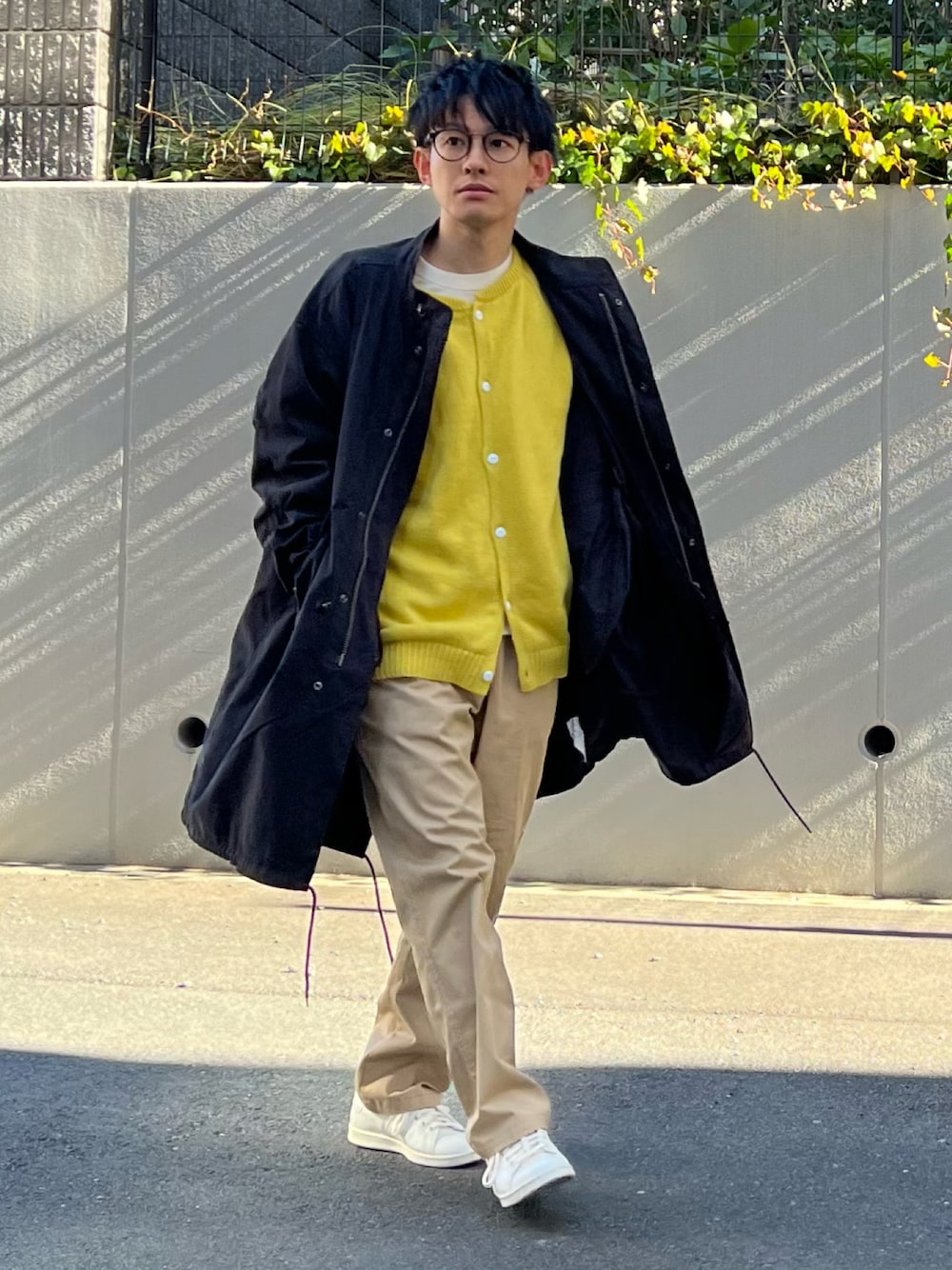 「白スニーカー、レイヤードスタイル、メガネ男子、シンプルコーデ、チノパン、カーディガン、春コーデ、モッズコート、差し色、30代、低身長、大人カジュアル、ootd、ビタミンカラー、春カラー」｜「Branchworksのアイテム（カーディガン/ボレロ、イエロー系）」を使った、ゆっきーさん（メンズ・165cm）の冬コーディネートの1枚目の写真