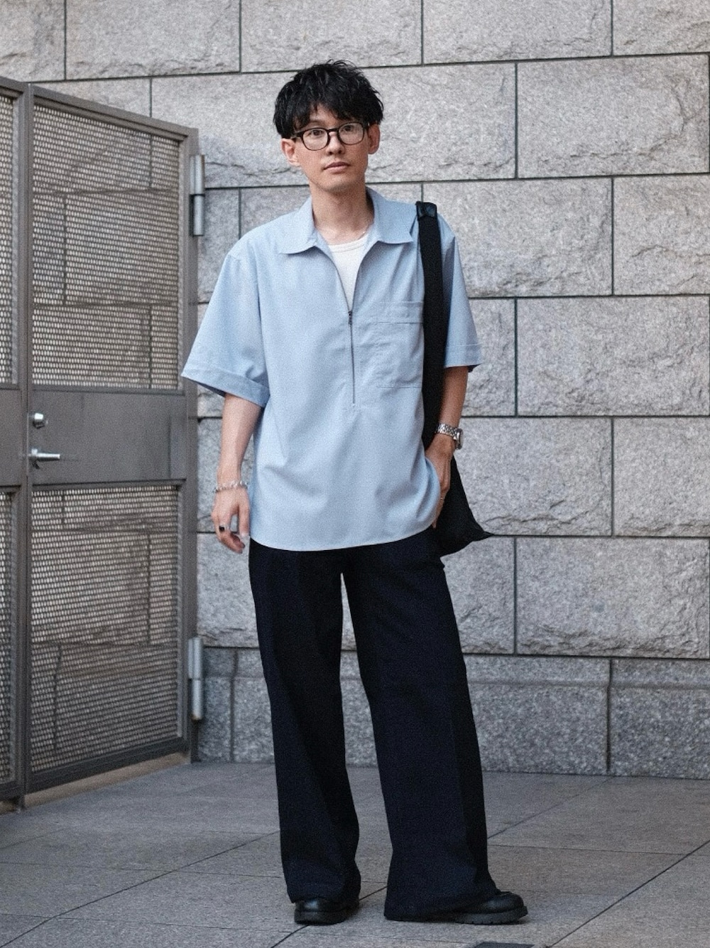 「休日スタイル、きれいめカジュアル、ハーフジップ、UNIQLO、デニム、ワイドパンツ、フレアパンツ、フレアデニム、ブルー、ブルーコーデ、ワントーンコーデ、キレイめ、韓国ファッション、夏コーデ、低身長」｜「rhythrのアイテム（シャツ/ブラウス、ブルー系）」を使った、ゆっきーさん（骨格ウェーブ・メンズ・165cm）の夏コーディネートの1枚目の写真