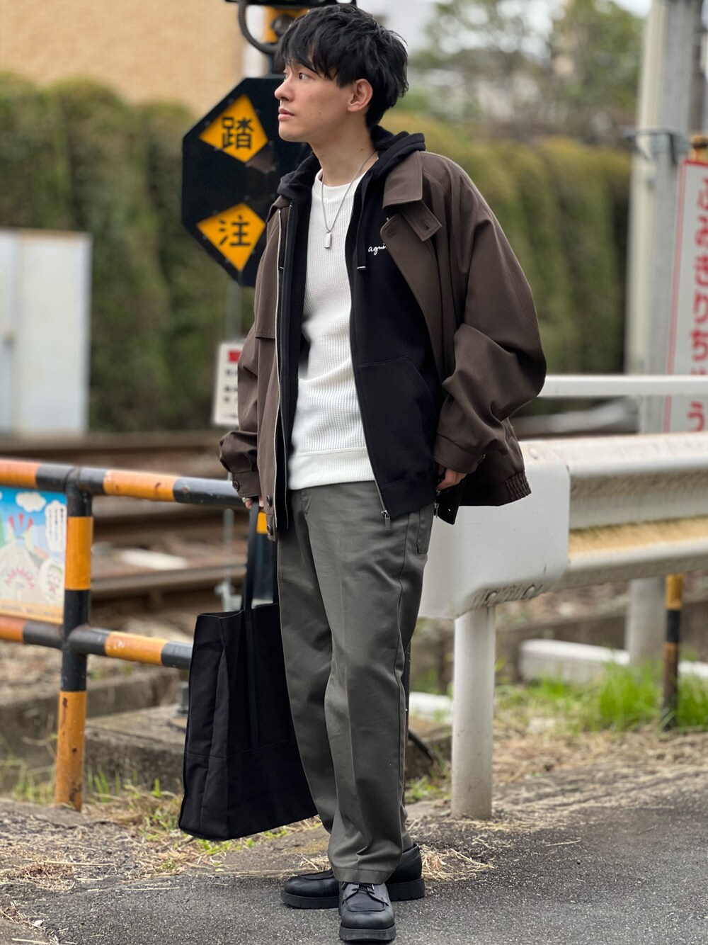 「レイヤードスタイル、きれいめカジュアル、大人カジュアル、アースカラー、秋冬コーデ、休日スタイル、ジャケットスタイル、アウター、パーカー、トートバッグ、シンプルコーデ、ビッグシルエット、プチプラ、厚底シューズ、低身長」｜「POLICEの【POLICE】ポリス PURITY 24920 ネックレス メンズ（ネックレス、シルバー系）」を使った、ゆっきーさん（骨格ウェーブ・メンズ・165cm）の秋コーディネートの1枚目の写真