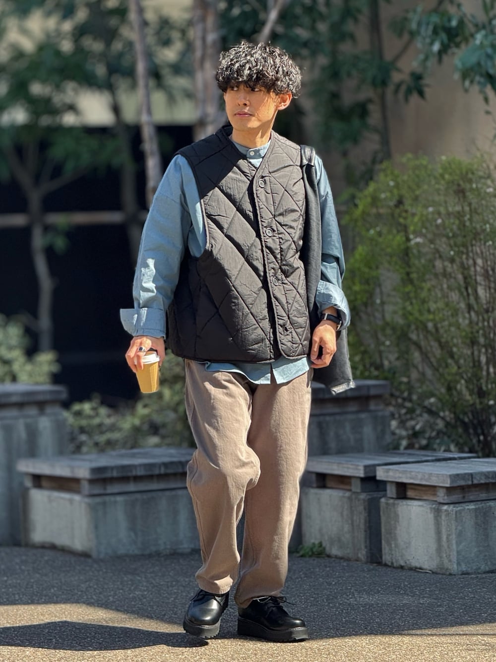 「春のおしゃ見えテクニック、春コーデ、ベスト、SINSS、シンプルコーデ、シンプル、春アウター、キルティング、きれいめカジュアル、お出かけコーデ、デニム、シャツスタイル、シャツコーデ、低身長、大人カジュアル」｜「SINSSのQuilted vest/キルティングベスト（撥水加工）（ベスト、ブラック系）」を使った、ゆっきーさん（骨格ウェーブ・メンズ・165cm）の春コーディネートの1枚目の写真