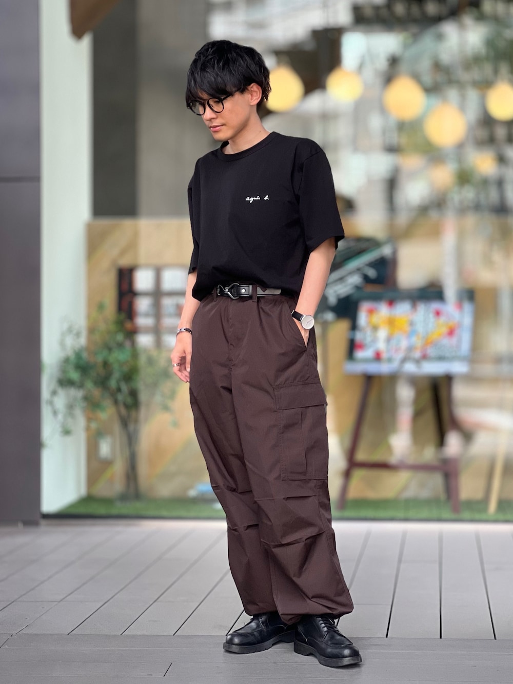 「ロゴT、Tシャツ、カーゴパンツ、タックイン、メガネ男子、シンプルコーデ、きれいめカジュアル、ストリート、韓国ファッション、厚底シューズ、お出かけコーデ、夏コーデ、このスタイルがお気に入り、夏だ！Tシャツ着よう！、フェススタイル」｜「agnes b.のWEB限定 S179 TS ロゴTシャツ（Tシャツ/カットソー、ブラック系）」を使った、ゆっきーさん（骨格ウェーブ・メンズ・165cm）の夏コーディネートの1枚目の写真