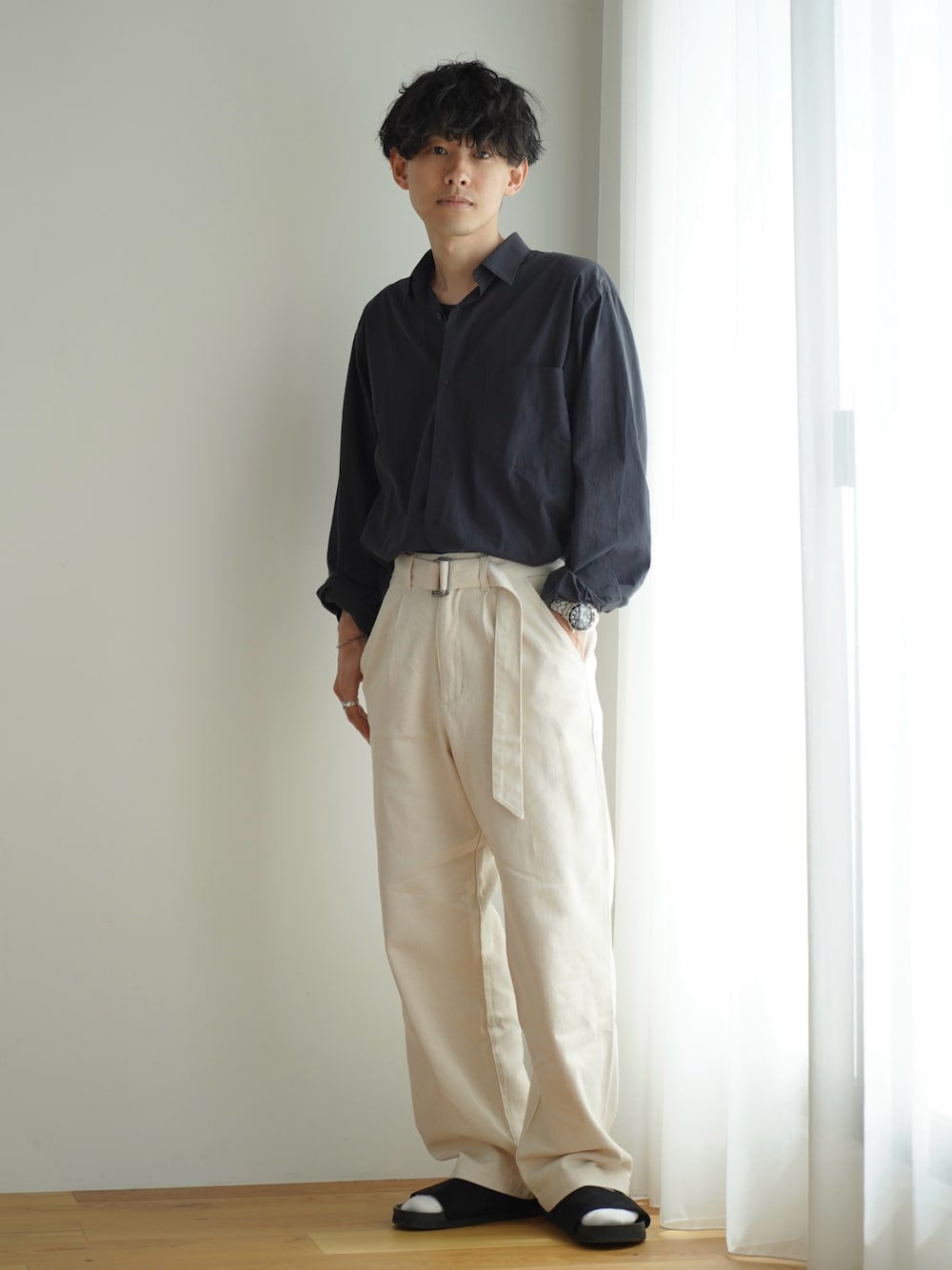 「PR、Bleme、COMOLI、大人カジュアル、大人コーデ、モノトーン、モノトーンコーデ、プチプラ、きれいめカジュアル、デニム、韓国ファッション、お出かけコーデ、デートコーデ、低身長、シンプルコーデ」｜「Blemeのベルテッドデニム　ワイドスラックス　デニムパンツ（デニムパンツ、ホワイト系）」を使った、ゆっきーさん（骨格ウェーブ・メンズ・165cm）の春コーディネートの1枚目の写真
