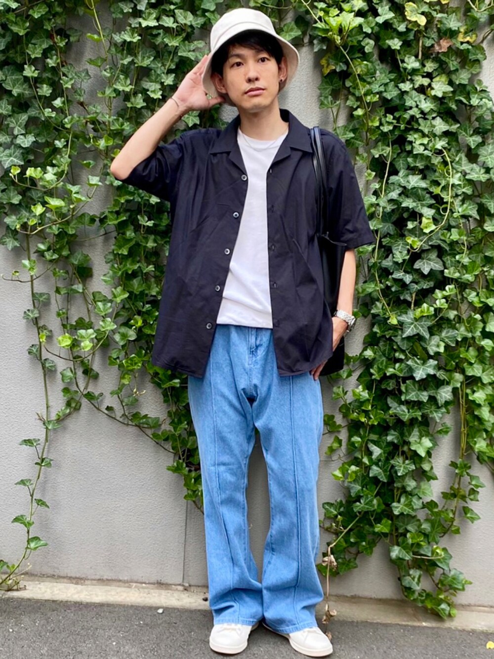 「エマクローズ、EMMA  CLOTHES、オープンカラーシャツ、フレアパンツ、フレアデニム、シンプルコーデ、秋トレンド2021、バケットハット、休日スタイル、白スニーカー、プチプラ、低身長、低身長コーデ、30代、夏秋ミックス」｜「EMMA CLOTHESのピンタックデニムフレアパンツ EMMA CLOTHES（スラックス、ブルー系）」を使った、ゆっきーさん（メンズ・165cm）の夏コーディネートの1枚目の写真
