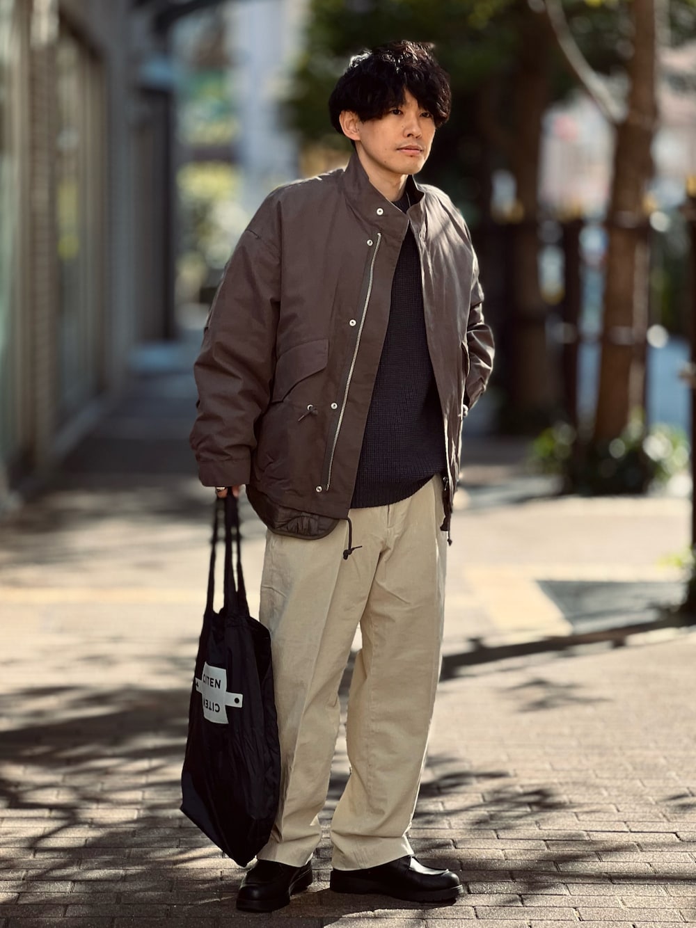 「休日スタイル、冬コーデ、冬アウター、コート、モッズコート、ニット、トートバッグ、きれいめカジュアル、プチプラ、お出かけコーデ、レイヤードスタイル、低身長、WYM、シンプルコーデ、デートコーデ」｜「WYM LIDNMのLAYERED 3WAY MILITARY BLOUSON(SHORT M-65)（モッズコート、グリーン系）」を使った、ゆっきーさん（骨格ウェーブ・メンズ・165cm）の冬コーディネートの1枚目の写真
