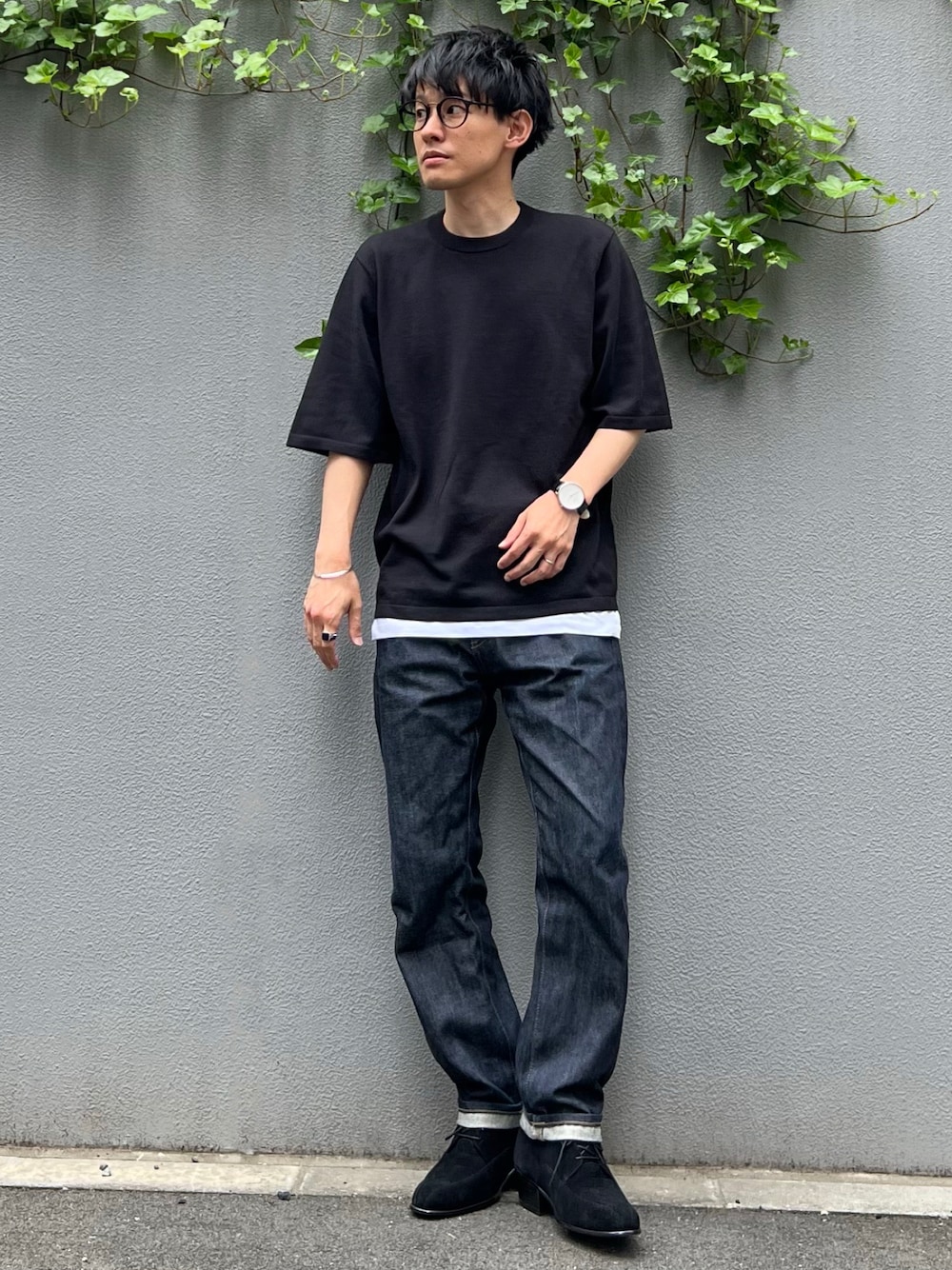「春夏コーデ、夏コーデ、デニム、プチプラ、プチプラコーデ、UNIQLO、モノトーン、レイヤードスタイル、シンプルコーデ、30代、低身長、チャッカブーツ、革靴、休日スタイル、きれいめカジュアル」｜「nordgreenのNative - ホワイトダイヤル ブラックレザーストラップ（アナログ腕時計、シルバー系）」を使った、ゆっきーさん（メンズ・165cm）の春コーディネートの1枚目の写真