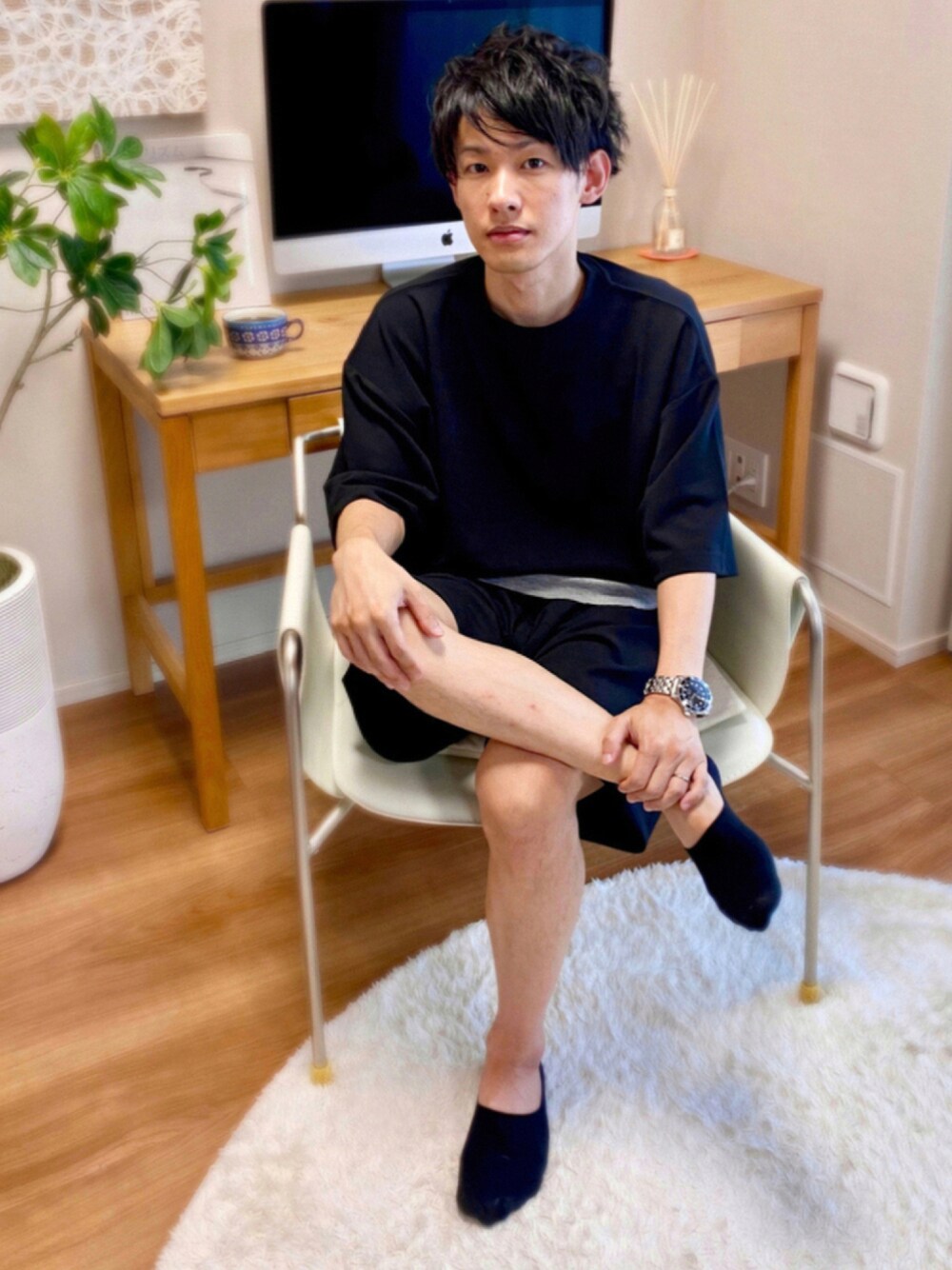 「ラウンジウェアトウキョウ、Loungeweartokyo、ルームウェア、ワンマイルウェア、セットアップ、シンプルコーデ、ブラックコーデ、30代、低身長、ハーフパンツ」｜「Loungewear tokyoの【セットアップ】カットジョーゼットリラックスストレッチ ワイドモックネック半袖Tシャツ＆1タックショートパンツ ワンマイルウェア（ルームウェア/パジャマ、ブラック系）」を使った、ゆっきーさん（メンズ・165cm）の夏コーディネートの1枚目の写真